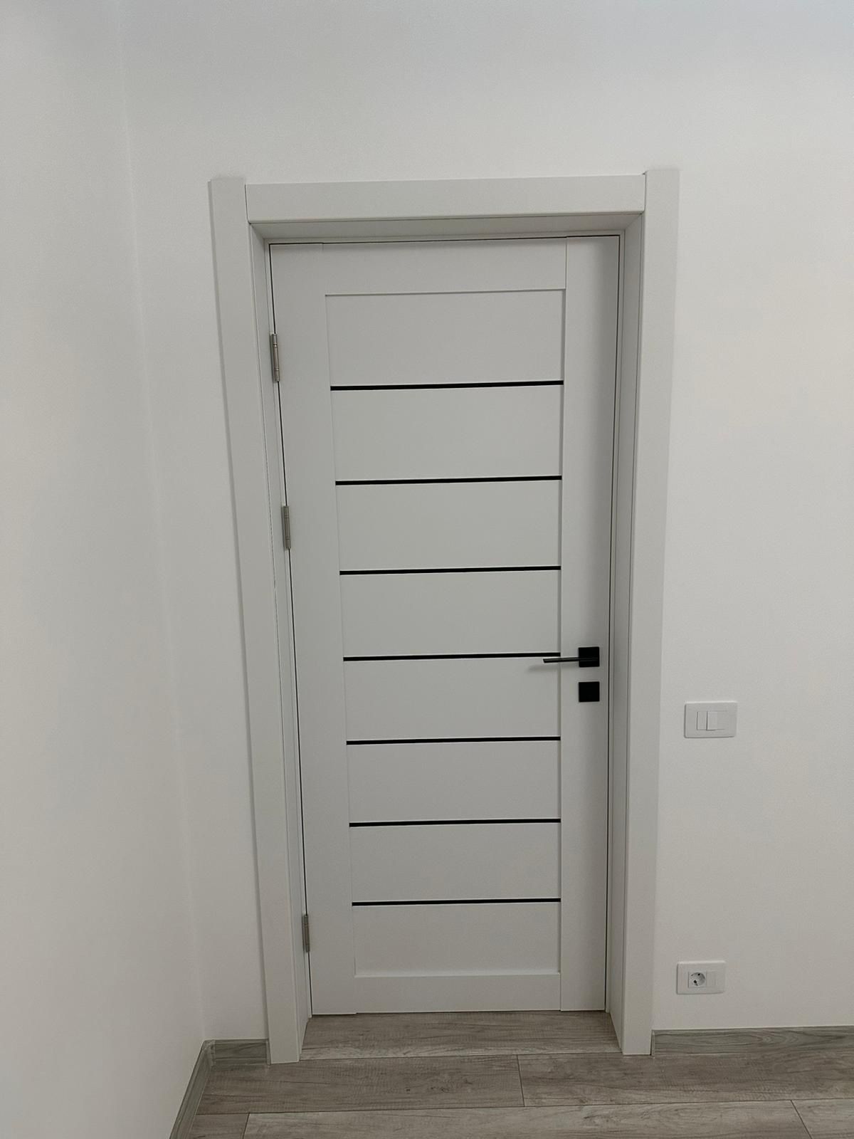 Ușă de interior Deco 10 White silk mat, cu sticlă neagră