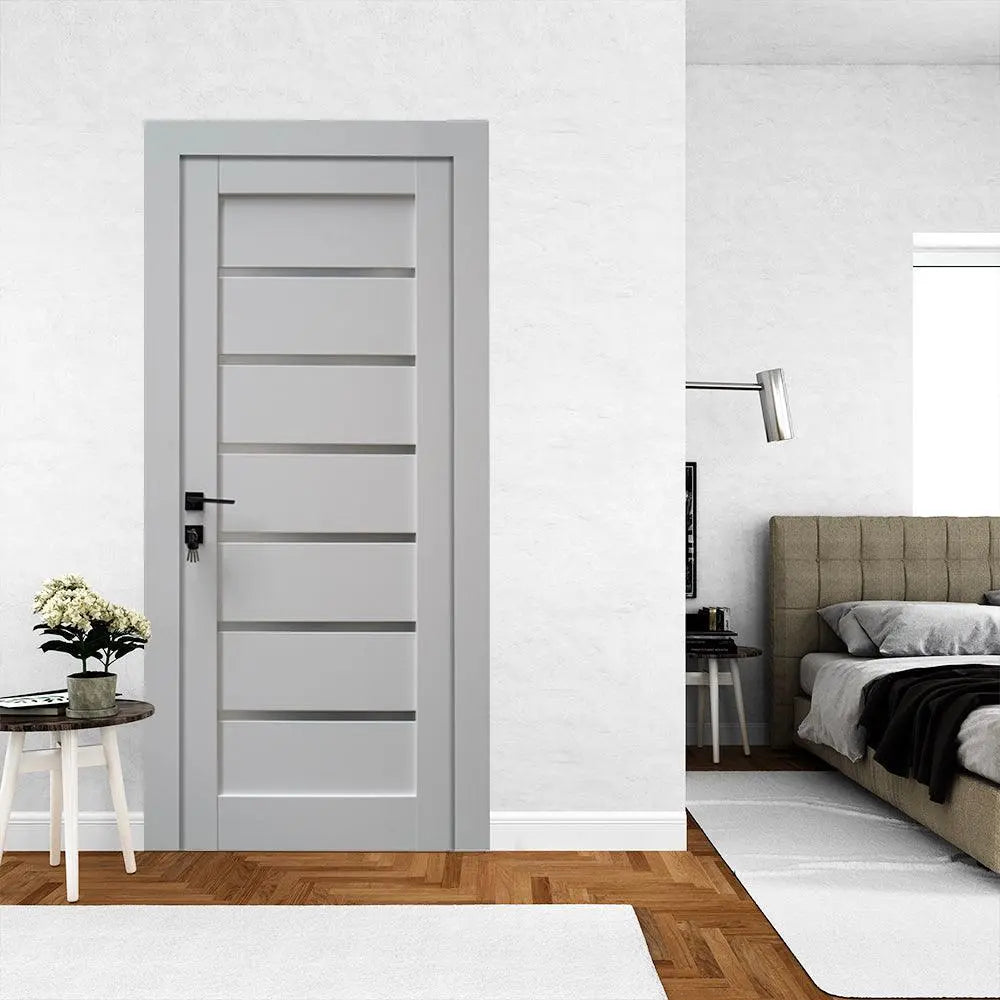 Ușă interior Mira alba cu sticla mata-model modern cu toc reglabil, complet echipată