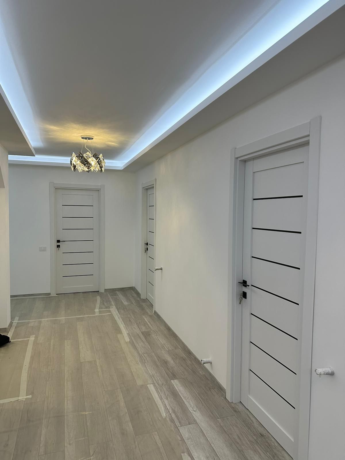 Ușă de interior Deco 10 White silk mat, cu sticlă neagră