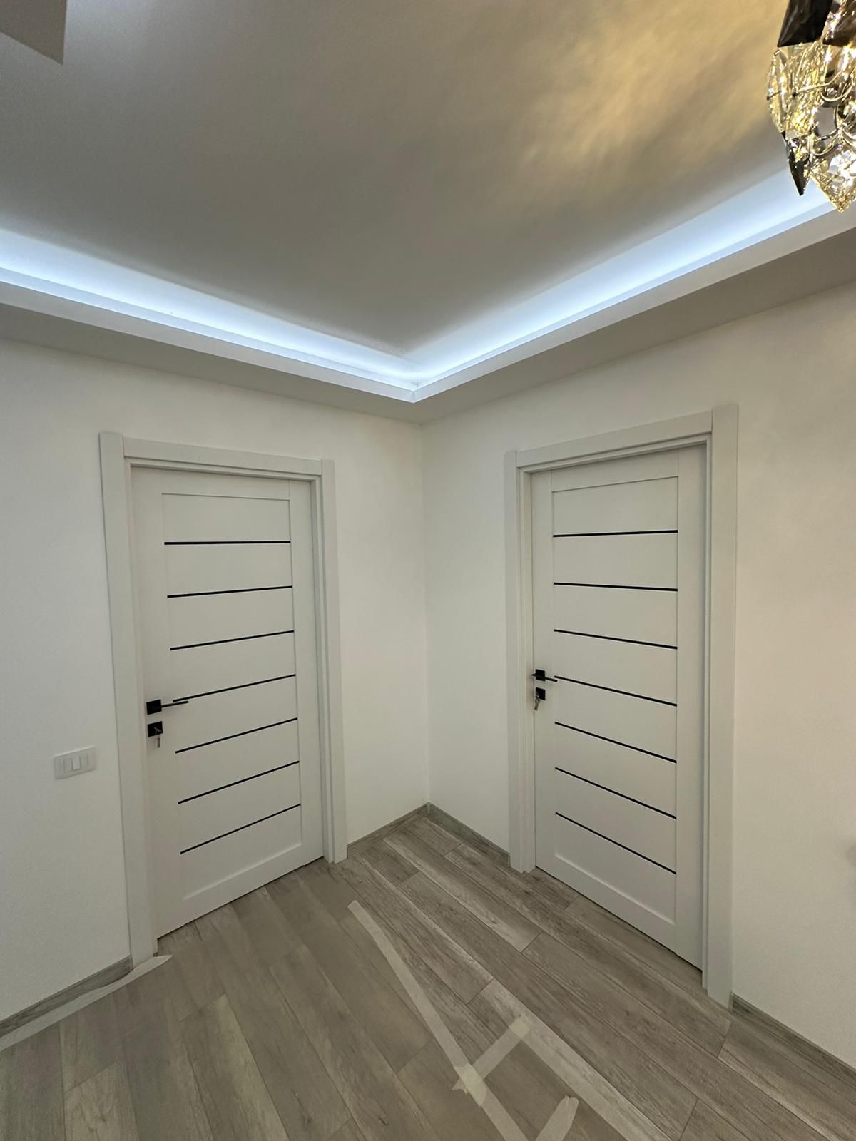Ușă de interior Deco 10 White silk mat, cu sticlă neagră