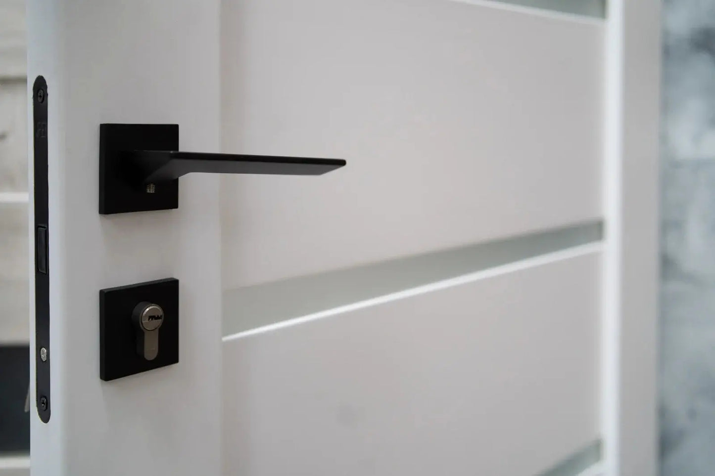 Ușă interior albă JYA-019 cu toc reglabil – design clasic, complet echipată