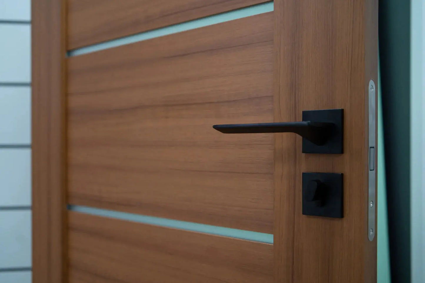 Ușă interior culoare teak JYA-066 cu toc reglabil – design cald, complet echipată