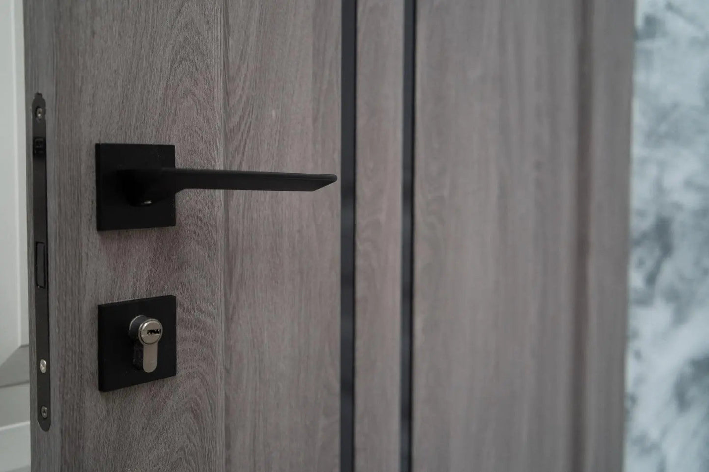 Ușă interior Lego 05 Eugene Oak – cu decor vertical, complet echipată și toc reglabil