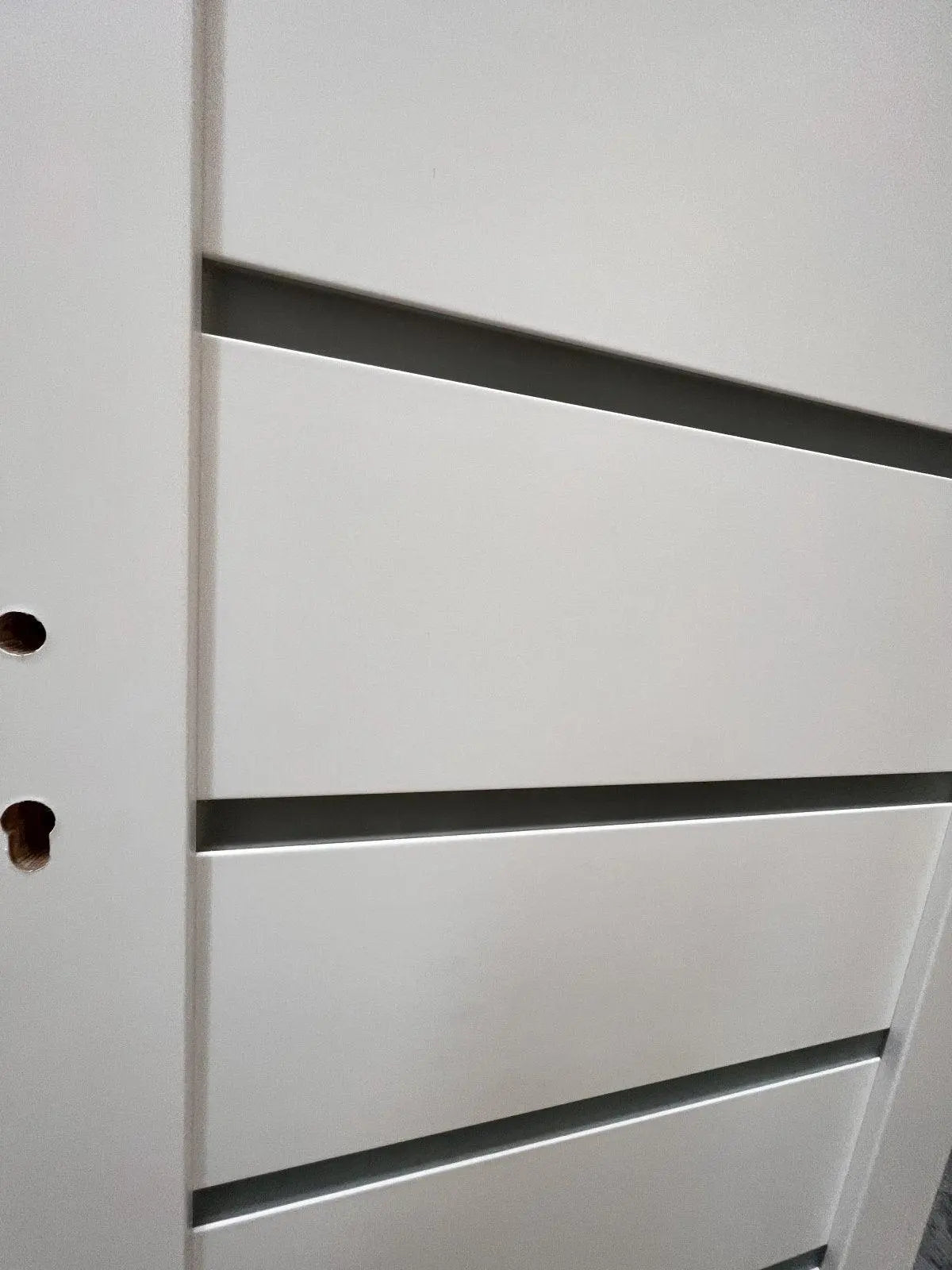 Ușă interior Mira alba cu sticla mata-model modern cu toc reglabil, complet echipată