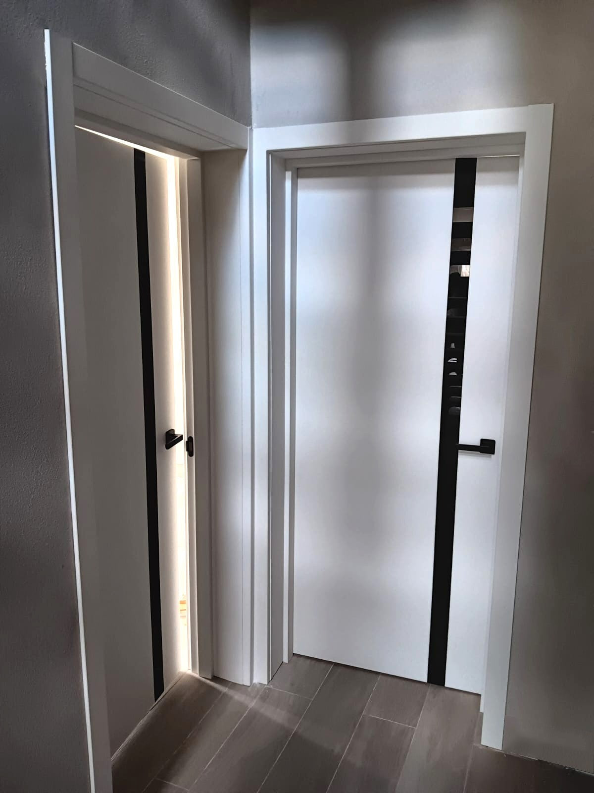 Ușă de interior CITY White silk mat,cu sticlă neagră mată aplicată