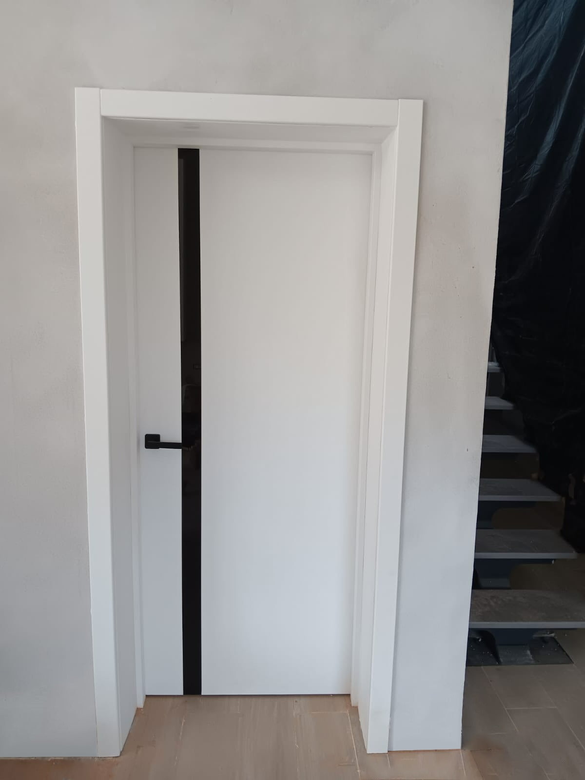 Ușă de interior CITY White silk mat,cu sticlă neagră mată aplicată