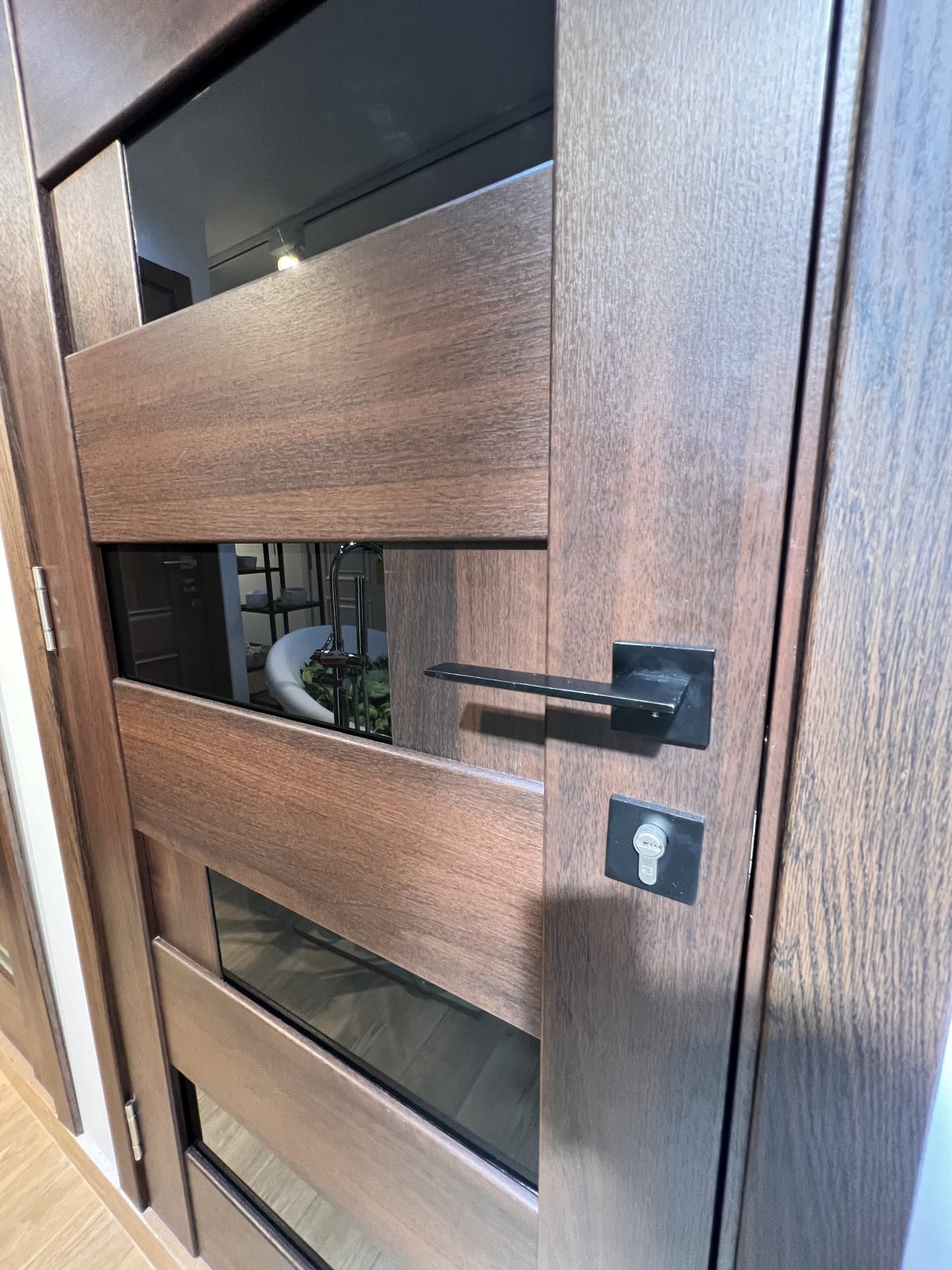 Ușă de interior Rino 16 European chestnut,cu sticlă neagră mată