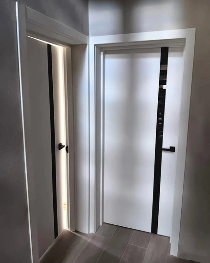 Ușă interior City White Silk Mat – cu sticlă neagră aplicată și toc reglabil, complet echipată