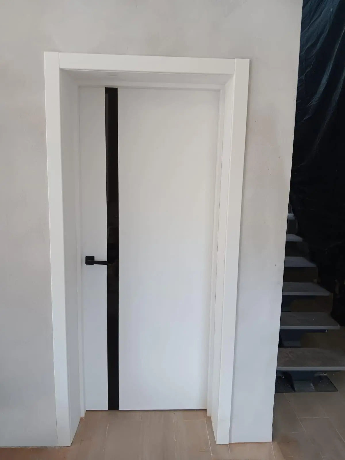 Ușă interior City White Silk Mat – cu sticlă neagră aplicată și toc reglabil, complet echipată