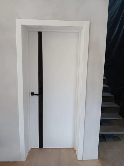 Ușă interior City White Silk Mat – cu sticlă neagră aplicată și toc reglabil, complet echipată