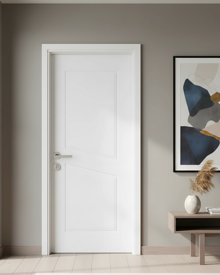 Ușă de interior albă cu panouri geometrice – design modern-clasic | CasaDeco