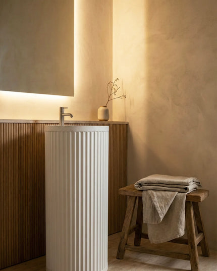 Lavoar freestanding ceramic H25 – alb lucios, design canelat vertical