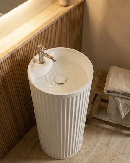 Lavoar freestanding ceramic H25 – alb lucios, design canelat vertical