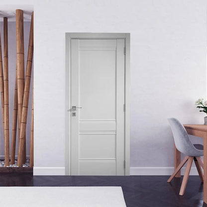 Ușă interior Valencia White Silk Mat – complet echipată, cu toc reglabil și decor vertical alb mat