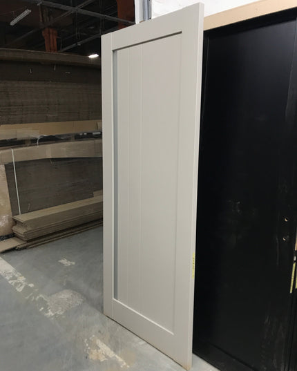 Ușă de interior ML-611 cu riflaj vertical și sticlă satin – stil premium