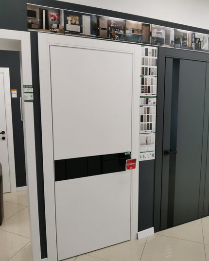 Ușă de interior PL-03 – design modern cu inserție din sticlă