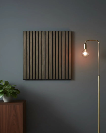 Panou riflaj decorativ XYPT-13 – lamele verticale nuc închis pe bază neagră