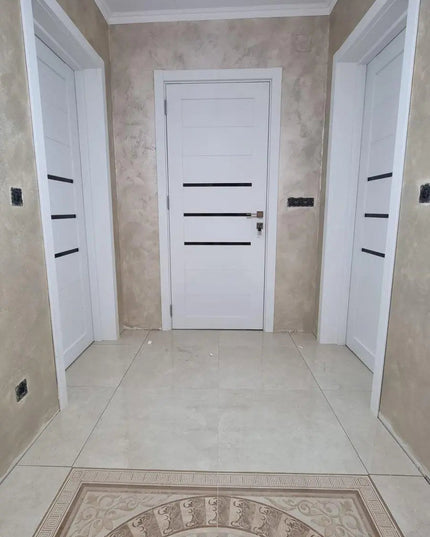 Ușă interior Deco 06 White Silk Mat – cu sticlă neagră complet echipată, cu toc reglabil