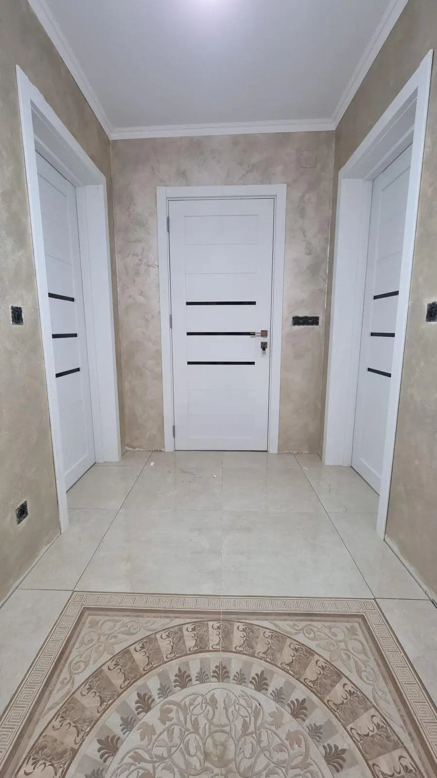 Ușă interior Deco 06 White Silk Mat – cu sticlă neagră complet echipată, cu toc reglabil