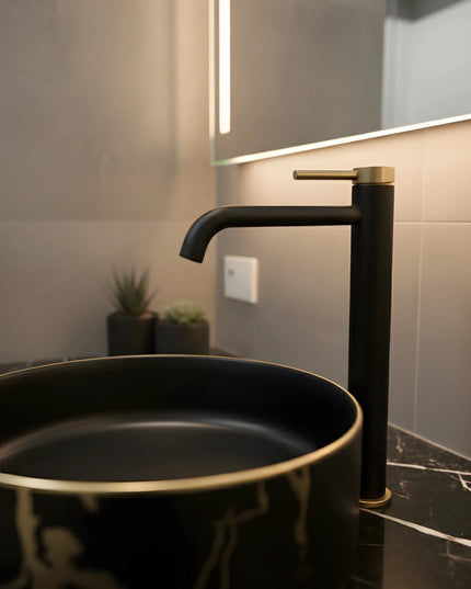 Baterie lavoar negru mat si auriu periat cu mâner zimțat