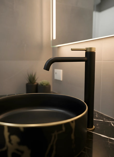 Baterie lavoar negru mat si auriu periat cu mâner zimțat