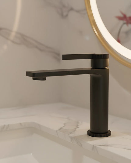 Baterie lavoar alamă cu detalii verticale negru