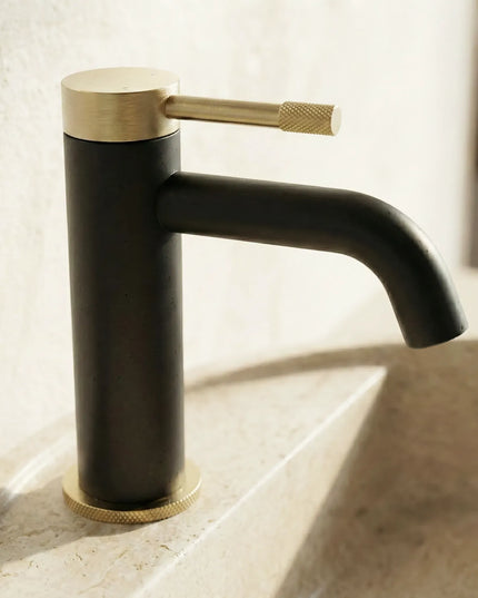 Baterie lavoar – Colecția Vanolu – Negru mat + Auriu periat