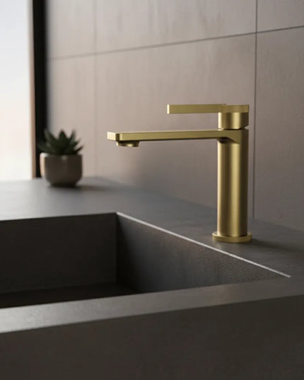 Baterie lavoar din alamă cu design vertical auriu