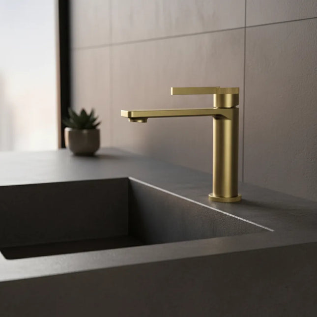 Baterie lavoar din alamă cu design vertical auriu