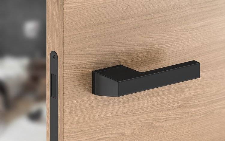 Mânere uși Maxima – Negru Mat cu Rozetă Yală Inclusă