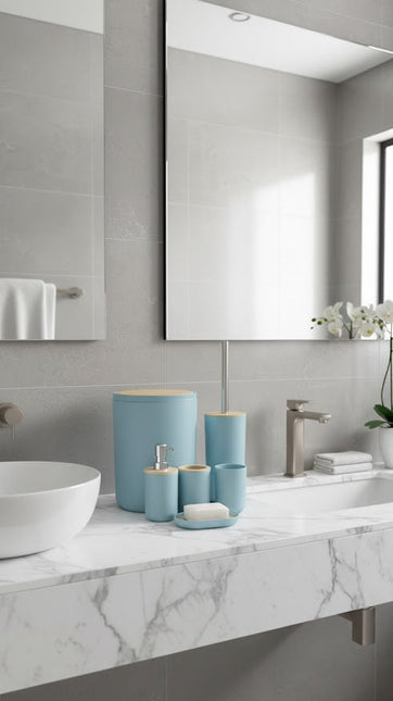 Set accesorii baie, cu accente lemnoase, SANITARY, 6 piese, albastru pastel deschis cu detalii bej