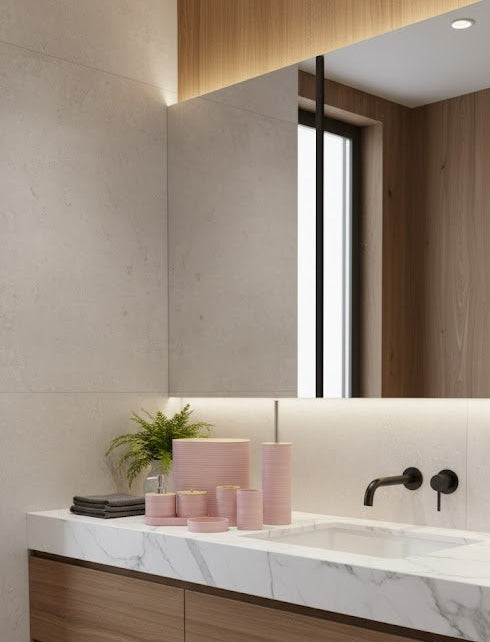 Set accesorii baie, cu accente lemnoase, SANITARY, 8 piese, roz cu detalii bej