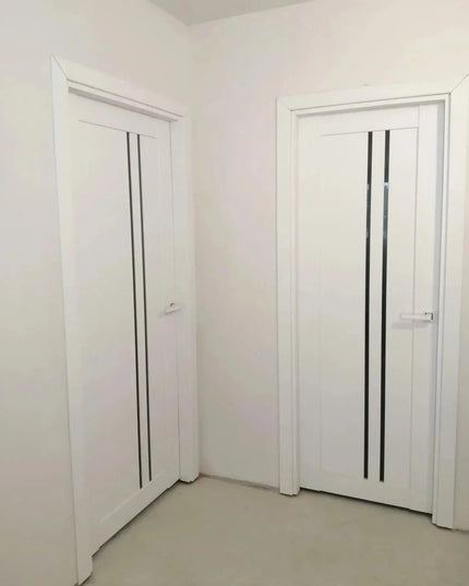 Ușă interior albă LEGO 05 cu sticlă neagră – design modern, complet echipată