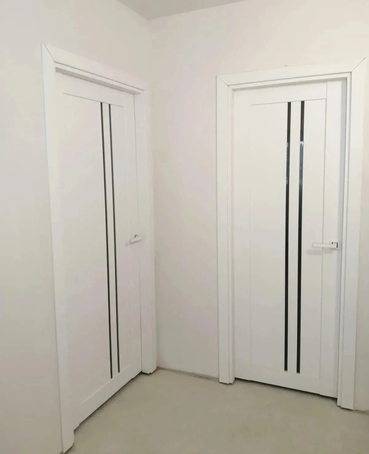 Ușă interior albă LEGO 05 cu sticlă neagră – design modern, complet echipată