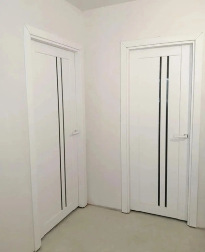 Ușă interior albă LEGO 05 cu sticlă neagră – design modern, complet echipată