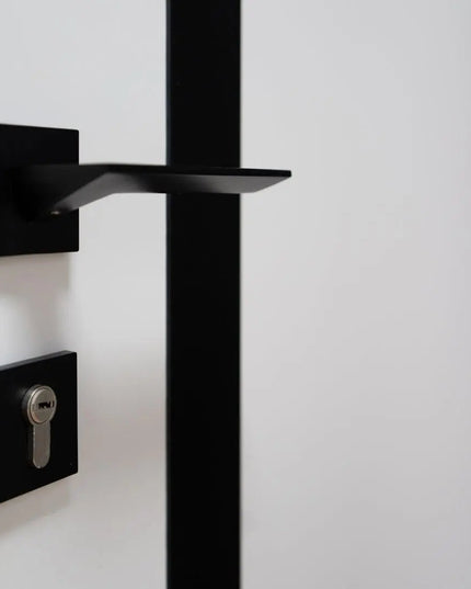 Ușă interior City White Silk Mat – cu sticlă neagră aplicată și toc reglabil, complet echipată