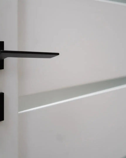 Ușă interior albă JYA-019 cu toc reglabil – design clasic, complet echipată