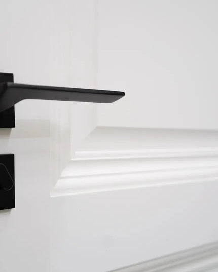 Ușă de interior albă JYA-067 cu toc reglabil – modernă, ușor de montat