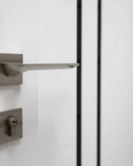 Ușă interior albă LEGO 05 cu sticlă neagră – design modern, complet echipată