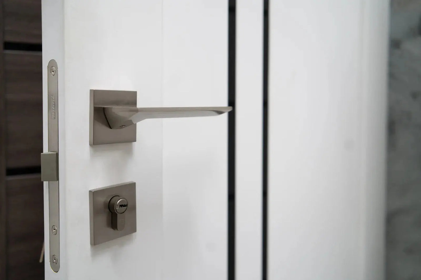 Ușă interior albă LEGO 05 cu sticlă neagră – design modern, complet echipată