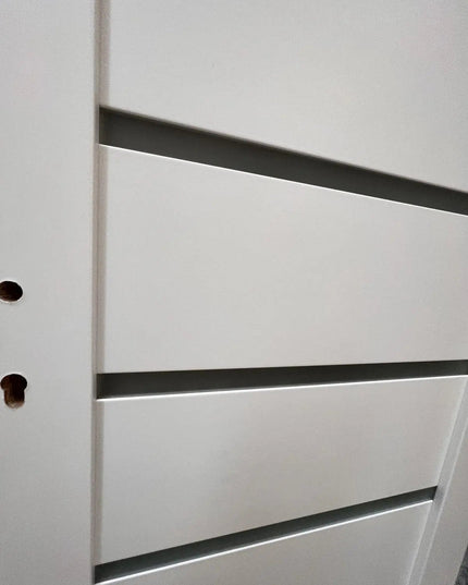 Ușă interior Mira alba cu sticla mata-model modern cu toc reglabil, complet echipată