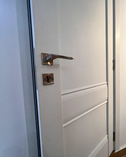 Ușă interior Valencia White Silk Mat – complet echipată, cu toc reglabil și decor vertical alb mat