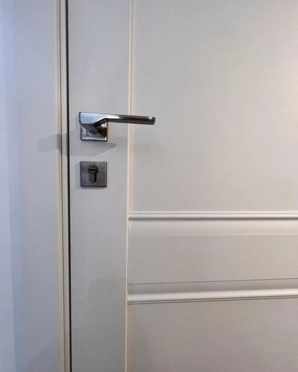 Ușă interior Valencia White Silk Mat – complet echipată, cu toc reglabil și decor vertical alb mat