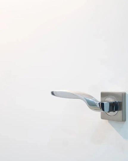 Ușă de interior Pulls alb mat cu toc reglabil – design discret, complet echipată, livrare rapidă