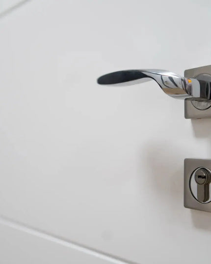 Ușă de interior Quadro alb mat cu toc reglabil – design geometric modern, complet echipată